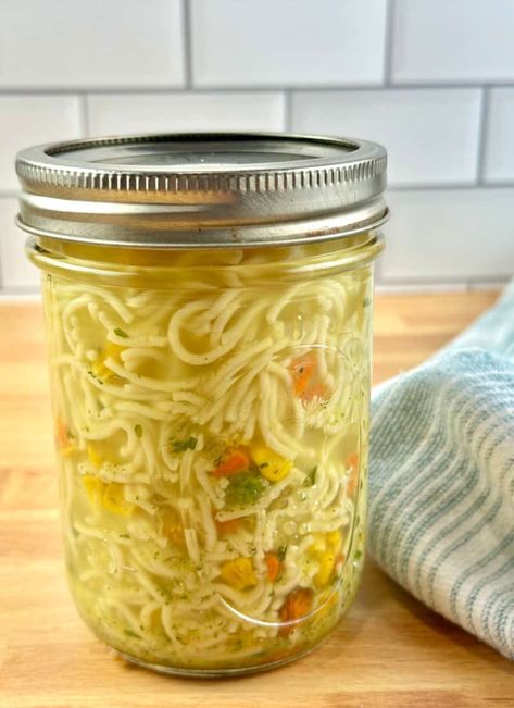 Ramen Jars, Mason Jar Ramen, Jar Ramen, Easy Homemade Ramen, Mason Jar Soup, Jar Soup, Healthy Sesame Chicken, Asian Ramen, Asian Noodle Dishes