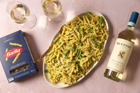 Try this step by step Barilla Pesto al Limone Gemelli recipe for a delicious meal that you’re sure to love. Barilla Pesto, Pasta Brands, Sauce Pesto, Big Family Meals, Light Sauce, Vegetarian Italian, Lemon Basil, Family Dinner Recipes, Pinot Grigio