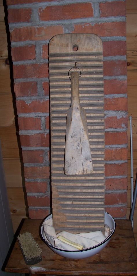 Sheepscot River Primitives - Old wash board & Paddle Vintage Washboard Decor, Vintage Washboard Ideas, Antique Wash Boards Ideas, Washboard Instrument, Primitive Peg Rack, Primitive Design, Vintage Laundry, Primitive Farmhouse, Prim Decor