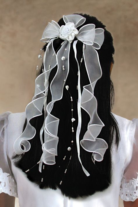 NEW White Organza Bow with Satin Flower, Pearls, and Curly Streamers $25.00 FirstCommunionBow Latest Hairstyle For Girl, First Communion Hairstyles, Communion Headpiece, Communion Hairstyles, First Communion Veils, Flower Girl Hair Accessories, Organza Bow, Diy Hair Accessories Ribbon, Hair Ribbons