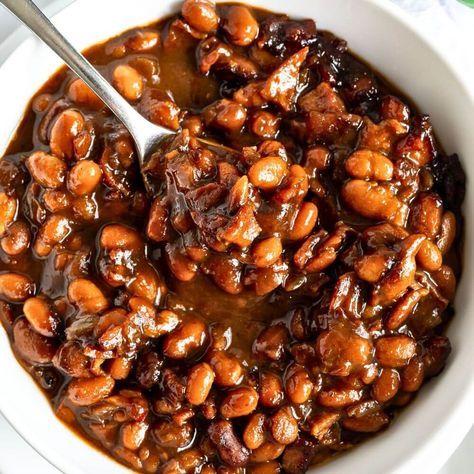 One-Dish Baked Beans: Easy Cleanup Perfect For Parties - Tastilly Christmas Smells, Crowd Food, Canned Baked Beans, Baked Beans Recipe, Beans Recipes, Chicken Pot Pie Casserole, Baked Bean Recipes, Brunch Spread, Roasted Vegetable Recipes