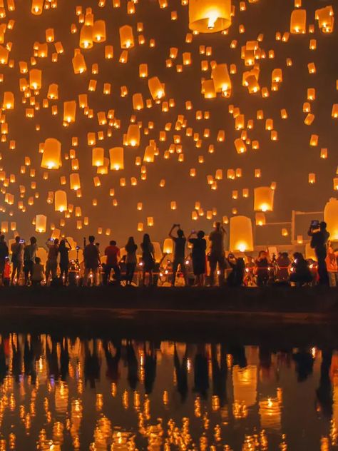 Chiang Mai Yi Peng Lantern Festival : 10 Things You Should Know Chiang Mai Lantern Festival, Thailand Lantern Festival, Lantern Festival Aesthetic, Yi Peng Lantern Festival, Thai Aesthetic, Thailand Chiang Mai, Thailand Tour, Festival Aesthetic, The Lantern