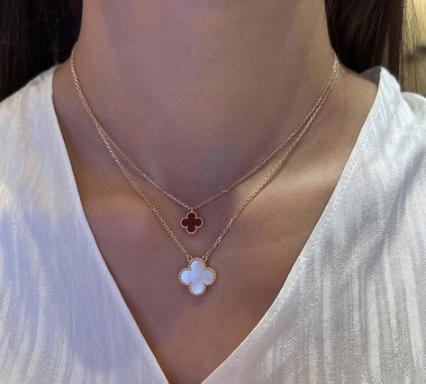 Van Cleef Sweet Alhambra Necklace, Van Cleef Necklace Layering, Luxury Jewelry Aesthetic, Van Cleef Necklace, Xoxo Jewelry, Picture Jewelry, Van Cleef And Arpels Jewelry, Stacked Necklaces, Small Bracelets