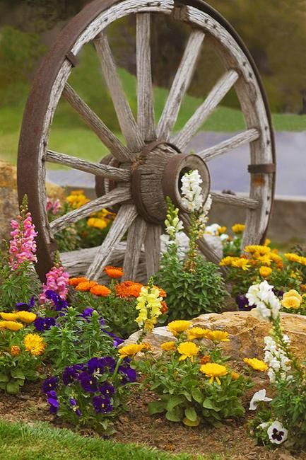 Recycling Antique Wheels for Unique Garden Decorations in Vintage Style Farmhouse Landscaping Front Yard, Front Yard Ideas, Mailbox Landscaping, Rustic Backyard, Landscaping Front Yard, Front Yard Design, Farmhouse Landscaping, Landscape Designs, Garden Yard Ideas