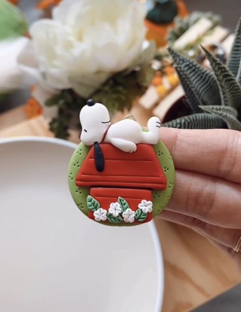 Snoopy Polymer Clay, Snoopy Clay, Ceramic Plates Art, Polymer Clay Magnet, Baby Crafts Diy, Christmas Angel Crafts, Clay Magnets, Diy Glass Bottle Crafts, Polymer Clay Ornaments