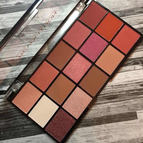 Makeup Revolution Palette, Natural Makeup Tips, Best Natural Makeup, Makeup For Teens, Makeup Guide, Makeup Swatches, Matte Lip, Gorgeous Makeup, Makeup Makeup