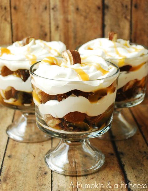 Twix Truffle, Twix Trifle, Brownie Trifle, Trifle Dish, Cream Cupcakes, Trifle Recipe, Favorite Meals, Fun Foods, In A Jar