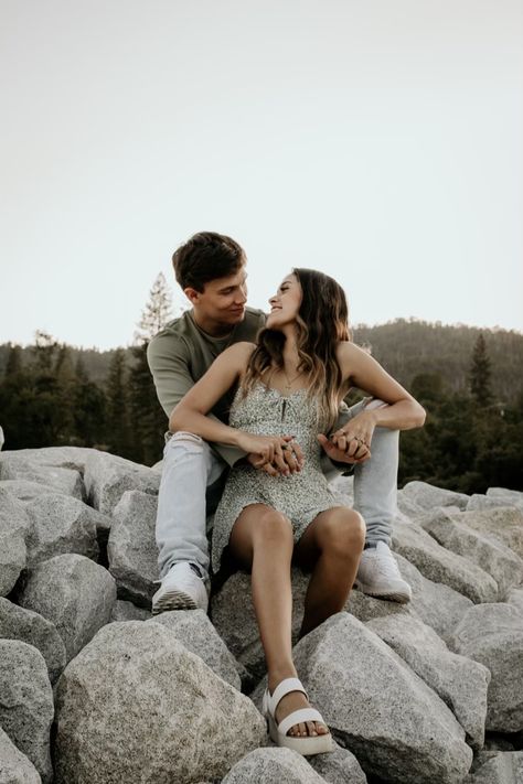 Senior Picture Ideas With Boyfriend, Boyfriend Girlfriend Senior Pictures, Senior Pictures With Boyfriend, Boyfriend And Girlfriend Photoshoot, Boyfriend Girlfriend Poses, Photoshoot Poses For Couples, Bf Gf Pictures, Pictures On Stairs, Summer Couple Pictures