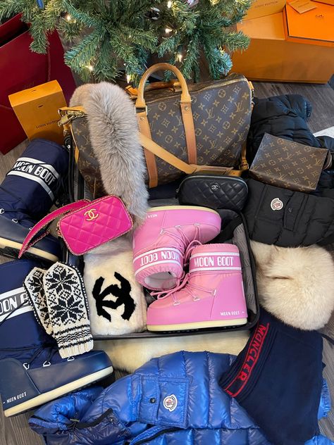 Pink Moon boot pink chanel bag louis vuitton luggage moncler puffer bady coat fur scarf luxury lifestyle high end travel ski trip packing vail aspen vibes Moon Boot Pink, Ski Trip Gift Basket, Pink Moon Boots Outfit, Pink Moon Boot, Adria Core, Aspen Vibes, Pink Moon Boots, Ski Core, Ski Packing