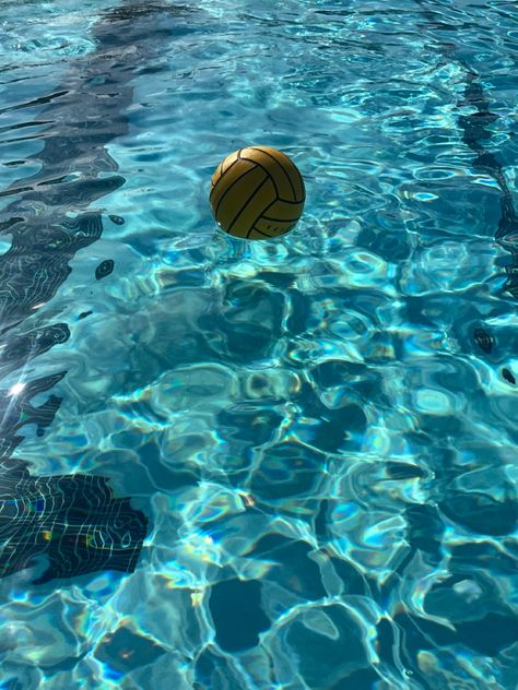 Waterpolo Aesthetic Wallpaper, Waterpolo Wallpaper, Waterpolo Aesthetic, Swimming Laps Aesthetic, Water Polo Wallpaper, Water Polo Aesthetic, Water Polo Photography, Waterpolo Team Photos, Men's Water Polo