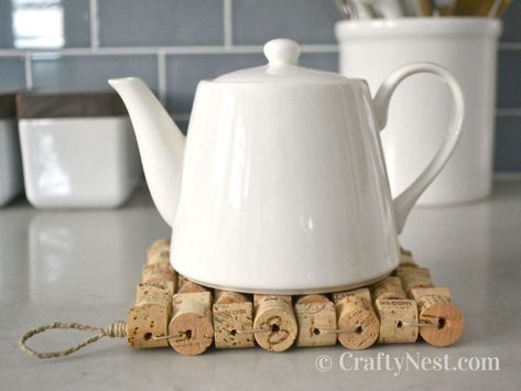 DIY woven wine-cork trivet with loop hanger | Crafty Nest Cork Hot Plate Diy, Wine Cork Hot Pad, Wine Cork Trivet Diy, Diy Trivet, Champagne Cork Crafts, Wine Cork Birdhouse, Wine Cork Trivet, Trivets Diy, Cork Ideas