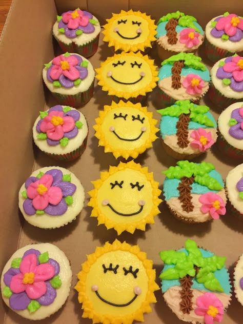 End Of Summer Cupcake Ideas, Pool Birthday Cupcakes, Cupcakes Decoration Theme, Summer Fun Cupcakes, Pineapple Decorated Cupcakes, Easy Summer Cupcakes Ideas, Summertime Cupcake Ideas, Pool Themed Cupcakes, Cupcakes Summer Theme