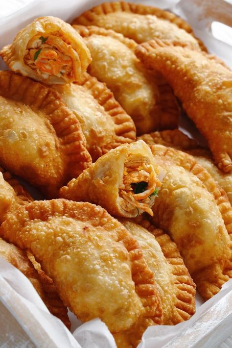 Indulge in a healthier twist on classic buffalo chicken with our Air Fryer Weight Watchers Buffalo Chicken Empanadas recipe. Made with a tangy buffalo sauce and only 5 Weight Watchers points per serving, this dish is sure to become a new favorite. The empanadas are crispy on the outside and filled with tender, shredded chicken, making them a perfect dinner or appetizer. And with the convenience of the air fryer, they're ready in no time. Don't miss out on this delicious and nutritious recipe. Empanadas Recipe Air Fryer, Empanadas Air Fryer, Buffalo Chicken Empanadas, Chicken Empanadas Recipe, Football Sunday Food, Healthy Appetizers Recipes, Chicken Pockets, Chicken Empanadas, Ww Food