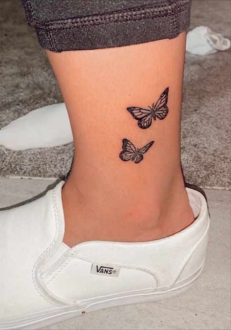 Inside Ankle Tattoos, Butterfly Foot Tattoo, Tattoo Papillon, Butterfly Ankle Tattoos, Flowers For Girlfriend, Random Nails, Butterfly Legs, Ankle Tattoos For Women, Ankle Tattoos