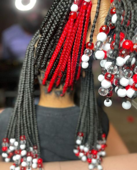 Braids With Beads Red Hair, Red Peak A Boo Hair Braids, Braids With Beads Hairstyles Black Women, Knotless Braids Hairstyles With Color And Beads, Red And Black Box Braids With Beads, Red And Black Knotless Braids With Beads, Peek A Boo Box Braids With Beads Short, Braided Hairstyles Red And Black, Braided Hairstyles Peak A Boo