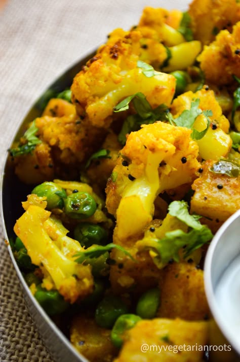 Potato And Green Pea Curry, Cauliflower Peas Curry, Dinner Ideas Indian Vegetarian Recipes, Christmas Peas Recipe, Deepavali 2024, Potatoes Curry, Potato Cauliflower Curry, Veg Gravy, Cauliflower Vegetable