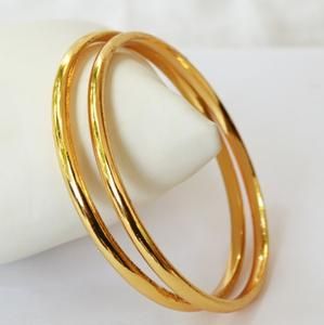 Simple Gold Bangle, Plain Gold Bangles, Solid Gold Bangle, Gold Bangles For Women, Gold Earrings Models, Gold Bangle Set, Gold Jewelry Simple Necklace, Glass Bangles, Gold Chain Design