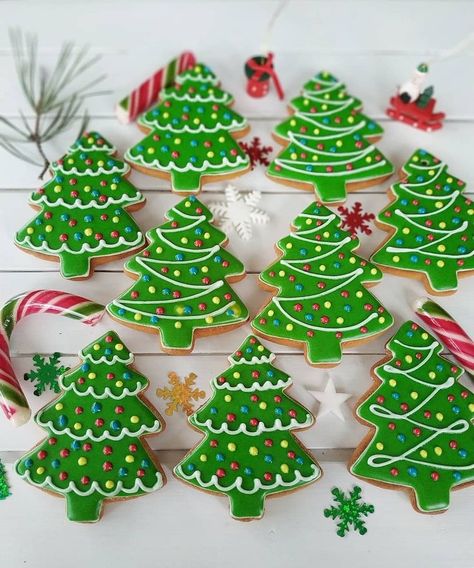 Easy Christmas Cookies Decorating, Ginger Cookies Christmas, Holiday Cookies Decorated, Christmas Cutout Cookies, Christmas Cookie Cake, Christmas Sugar Cookies Decorated, Gingerbread Cookies Decorated, Christmas Hostess, Cute Christmas Cookies