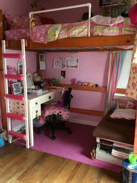 Cute Room Ideas For Small Rooms Twin Bed, Kawaii Room Loft Bed, Loft Bed Rooms Idea, Kawaii Loft Bed, Small Bedroom Loft Bed, Loft Bed With Couch Underneath, Loft Bed Small Room, Small Room Loft Bed, Couch Bed Ideas