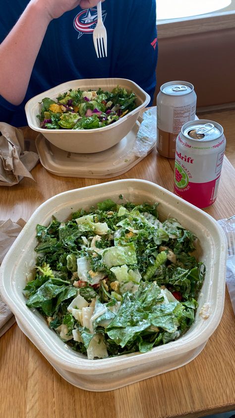 Sweetgreen Aesthetic, Sweet Green Salad, Healthy Takeout, Vegetable Dinner, Restaurant Lunch, Lunch Restaurant, Healthy Restaurant, Nice Food, Work Lunch