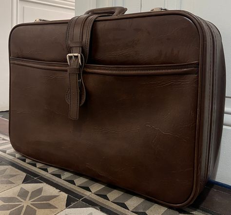 Valise vintage Marron Cuir Années 70 Avec sa Cl�é  Très chic Suitcase Aesthetic, 70s Aesthetic, Chestnut Leather, Vintage Suitcase, Suitcase Traveling, Nov 6, Suitcases, Vintage Brown, Travel Luggage