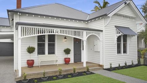 California Bungalow Australian, California Bungalow Exterior, Bungalow Exterior Colors, Weatherboard Exterior, Californian Bungalow, Bungalow Extensions, Bungalow Ideas, Weatherboard House, Traditional Porch