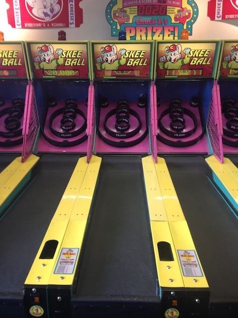 Skeeball! Pizza Cupcake, Chucky Cheese, Decade Party, Showbiz Pizza, Childhood Aesthetic, 2010s Nostalgia, Arcade Game Machines, Skee Ball, Nostalgic Pictures