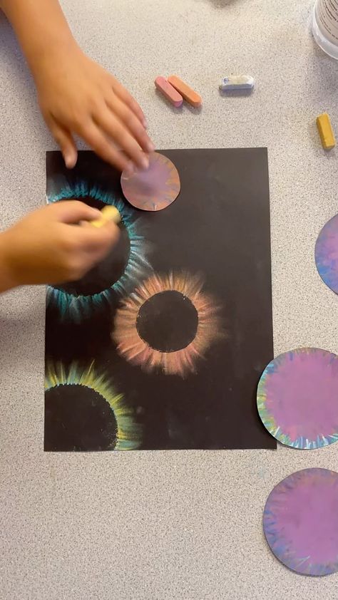 Eclipse Art Activities, Kids Eclipse Crafts, Eclipse Homeschool Ideas, Eclipse Meal Ideas, Solar Eclipse Craft Ideas, Total Solar Eclipse Crafts For Kids, Eclipse Chalk Art, Fun Eclipse Activities, Kids Solar Eclipse Craft Projects