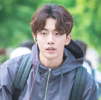 Gaya rambut korea bikin rambutmu makin kyaaa uwu-uwu Korean Haircut Men, Men Perm, Perm Hair Men, Korean Perm, Two Block Haircut, Mens Perm, Korean Men Hairstyle, Korean Haircut, Asian Men Hairstyle