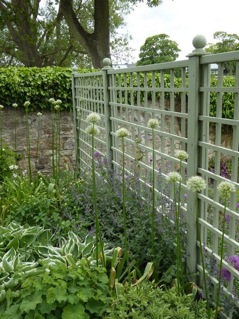 In the white garden - Traditional - Glasgow - by Goose Green Design | Houzz UK Large Backyard Fence Ideas, Green Fence Garden, Green Garden Fence, Home Gardening Ideas, Beautiful Gardens Landscape, Scandinavian Garden, Trellis Fence, Green Fence, Potager Garden