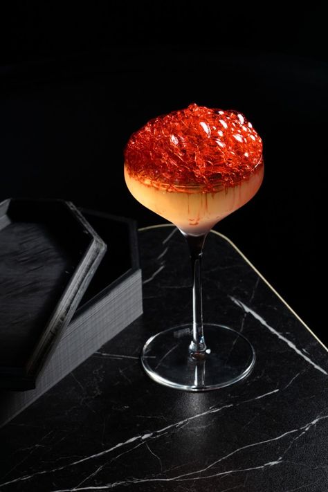 Beautiful Alcoholic Drinks, Orange Color Cocktails, Corpse Reviver Cocktail, Valentines Cocktails, Colourful Cocktails, Cocktails Design, Cocktail Presentation, Aesthetic Cocktails, Cocktails Aesthetic