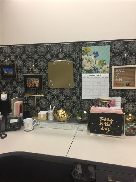 Corner Cubicle Organization, Cute Work Desk Ideas Office Cubicle, Black Cubicle Decor, Cubicle Office Decorating Ideas, Cute Cubicle Ideas, Decorating Cubicle At Work, Office Desk Decor For Work Cubicle Women, Cubicle Decor Office Work Spaces, Chic Cubicle Decor