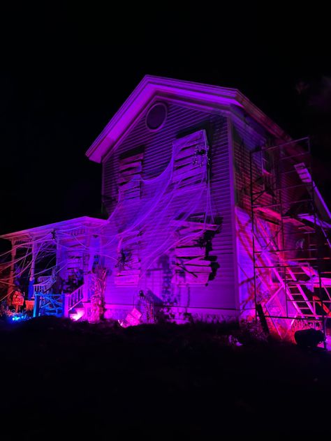 Haunted House Date, Haunted House Interior, Haunted House Aesthetic, Haunted House Halloween Decorations, Warehouse Exterior, Haunted House Attractions, House Scary, Hunted House, Star Ideas