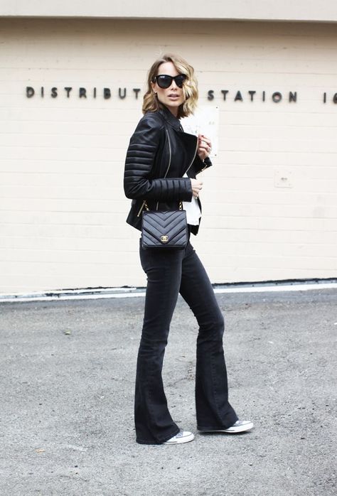 Casual Office Fashion, Minimalist Moda, Look Jean, Woman In Black, Jeanne Damas, Gisele Bundchen, Black Flare, Outfits Casual, Flared Jeans