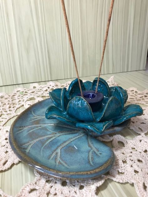 Lotus Incense, Ceramic Incense Holder, Clay Wall Art, Pottery Handbuilding, Clay Diy Projects, Clay Crafts Air Dry, Keramik Design, Pottery Crafts, Diy Pottery