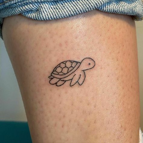 A Turtle Small Turtle Tattoo, Tattoo Main, Element Tattoo, Tato Minimal, Cute Simple Tattoos, Turtle Tattoo Designs, Small Turtle, Petit Tattoo, Pretty Hand Tattoos