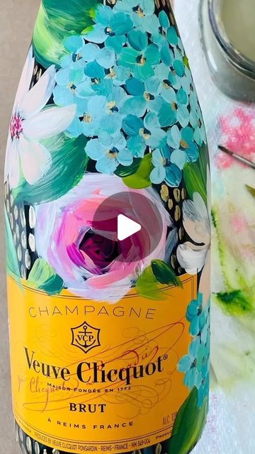 CAROLINE SIMAS on Instagram: "Cheers to a great 2022 and just a few of the many commissioned champagne bottles I painted! Happy New Year’s Eve everyone! 🍾👩‍🎨🥂 PS: I can teach a group of you and your friends how to paint your own bubbly bottles! For more info visit multipleblessings.com/workshops . . . . . . . . . . . . . . . . . . . . #happynewyear #newyear #nye #champagne #vueveclicquot #celebrate #bubbly #handpainted #paintedchampagnebottle #popthecork #floralart #paintedflowers #artcommission #cltartist #carolinesimas #multipleblessings #celebrategoodtimescomeon #goodbye2022 #hello2023" Nye Champagne, Hand Painted Champagne Bottle, Painted Champagne Bottle, Pretty Bottles, Painted Glass Bottles, Wine Glass Designs, Hand Painted Wine Bottles, Painted Bottle, Wine Bottle Gift