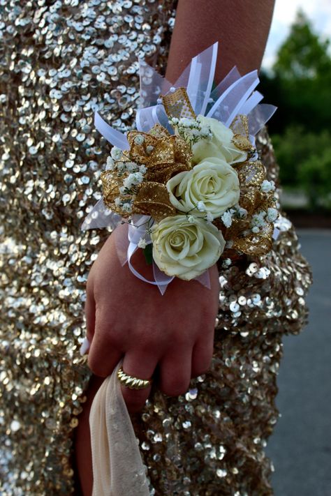 Cream And Gold Prom Couple, White And Gold Prom Dress Couples, White And Gold Corsage And Boutonniere, Gold Homecoming Couple, Gold Prom Aesthetic, Gold Hoco Couple, Corsage Prom Gold, Gold And White Corsage, Gold Prom Looks