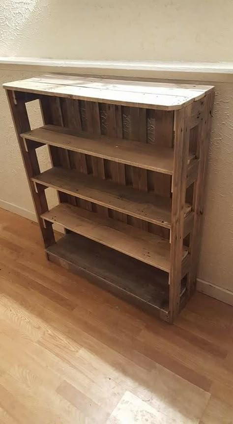 Pallet Wood Bookcase, Pallets Bookshelf, Pallet Bookshelf Diy, Palette Bookshelf, Shelves Made From Pallets, Bookshelf Pallet, Pallet Storage Ideas, Pallet Bookcase, Diy Dvd Storage