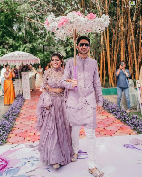 Couple Roka Outfit, Haldi Ceremony Outfit Different Colour, Haldi Outfit Ideas For Couple, Groom Mandap Outfit, Mehendi Outfits For Bride And Groom, Haldi Dress Groom, Matching Bride And Groom Wedding Outfits, Haldi Ceremony Outfit For Bride And Groom, Couple Haldi Outfit Ideas