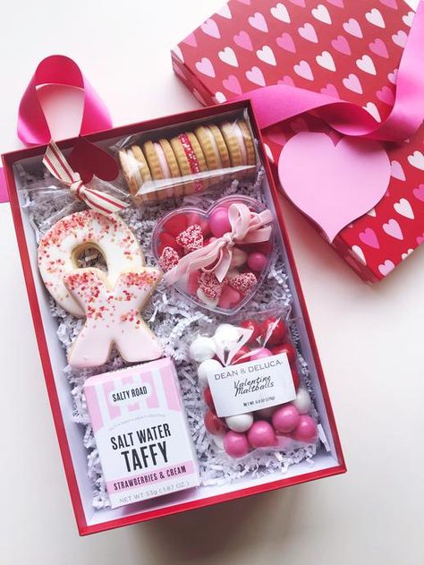 ULTIMATE VALENTINE SWEET BOX Valentines Day Treats Boxes, Valentine Package, Valentine Gift Box Ideas, Valentines Gift Boxes, Valentines Day Hampers, Box Saint Valentin, Valentines Day Gift Box Ideas, Valentines Bakery Box Ideas, Valentines Day Packaging