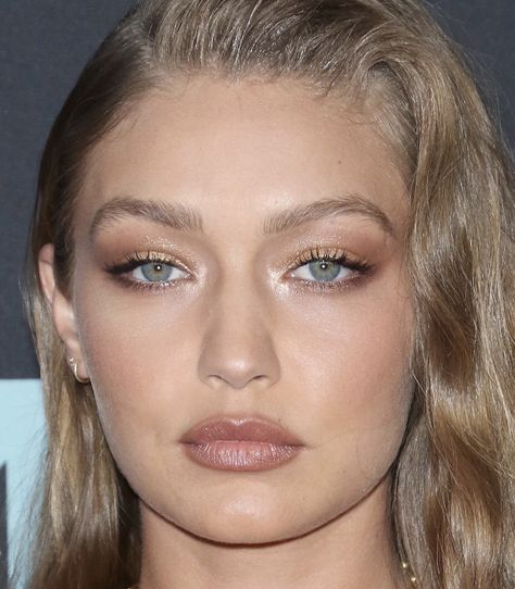 Gigi Hadid Eye Makeup, Gigi Hadid Makeup Looks, Golden Makeup Look Glam, Bridesmaid Makeup Hooded Eyes, Gigi Hadid Makeup Natural, Natural Gold Makeup, Gigi Hadid Hair And Makeup, Contrast Makeup, Blonde Hair Blue Eyes Makeup