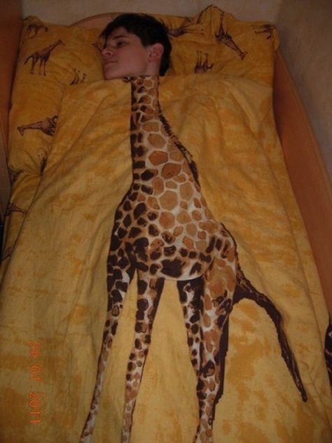 The dude with the best bed ever… | 35 People You Wish You Could Trade Places With For A Day Giraffe Bedding, Giraffe Blanket, Design Fails, A Giraffe, Memes Humor, Cool Beds, Bones Funny, Make Me Smile, I Laughed