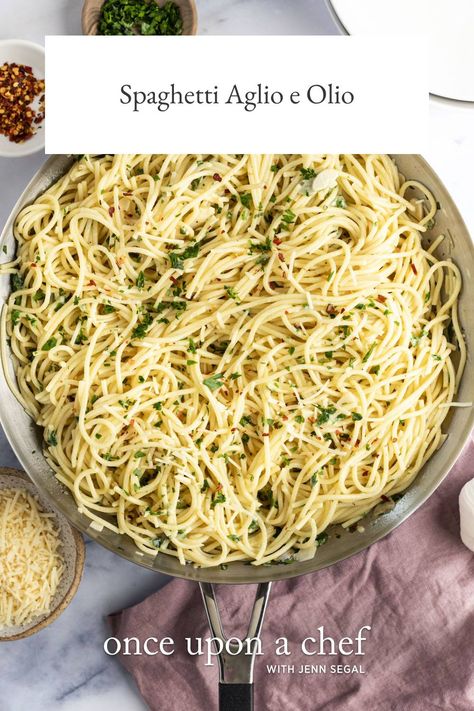 Spaghetti Aglio e Olio Aglio E Olio Recipe, Spaghetti Aglio E Olio, Vegetarian Spaghetti, Once Upon A Chef, Spaghetti Aglio, Aglio E Olio, Italian Pasta Dishes, Macaroni Pasta, Italian Pasta Recipes