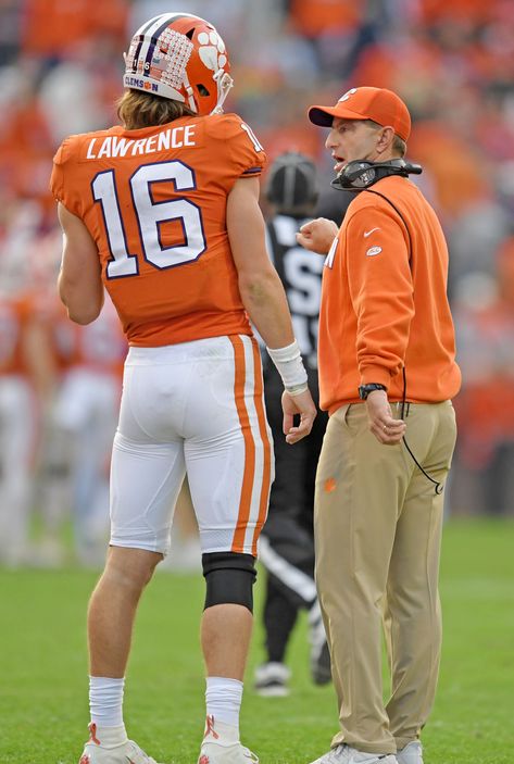 Marissa Lawerence, Clemson Tailgating, Football Studs, Clemson Tigers Football, Ncaa Football Teams, Clemson Fans, Macbook Wallpapers, Football Poses, Trevor Lawrence