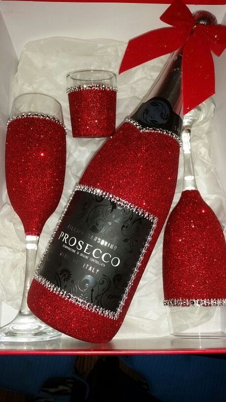 Quince Champagne Bottles Red, Diy Glitter Bottles, Decorated Bottles Ideas, Decorated Champagne Bottles, Champagne Bottle Decoration, Decorated Wine Bottles, Glitter Champagne Bottles, Bedazzled Liquor Bottles, Glitter Bottles