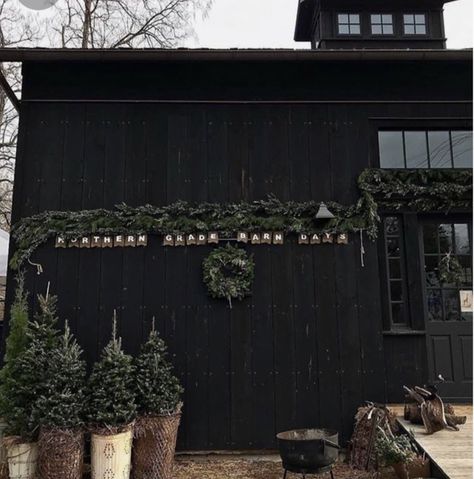 Exterior Christmas Decor, Dark Home Exterior, Dark House Exterior, Green Tahini, Black Homes, Black Houses, Exterior Christmas, Dark House, Dark Home