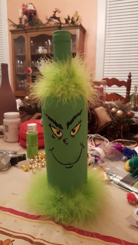 Christmas Wine Bottle Crafts, Halloween Wine Bottle Crafts, Diy Grinch, Halloween Wine Bottles, Wine Bottle Crafts Christmas, Spooky Diy, Tree Wreaths, Christmas Wine Bottle, Grinch Decorations