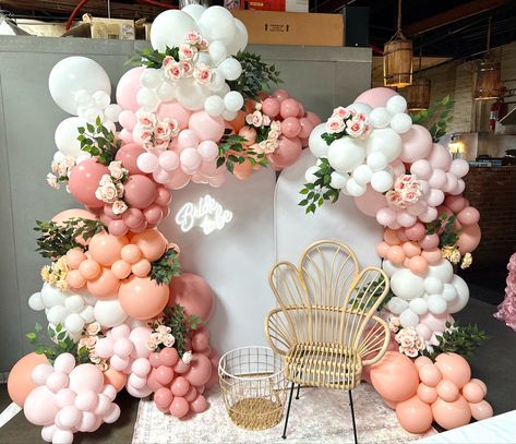 A beautiful organic balloon garland in shades of rosewood, pink, peach and white. With added florals and greenery. Flowers In Balloon Garland, Balloon Garland Floral, Pink Balloon Arch With Flowers, Pink Floral Balloon Arch, Peach Balloon Garland, Flower Balloon Garland, Balloon And Flower Arch, Pink Balloon Arch With Greenery, Blush Balloon Garland With Greenery