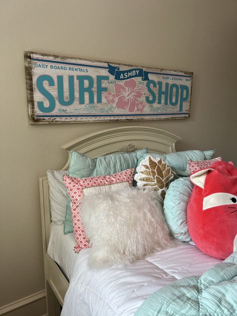 When I asked her what kind of bedroom she wanted now that she’s getting her own space and a big ten year old…her choice was “beachy/surf girl” (hence why her little sister decided to have “beachy/Nantucket girl” room. Surf Room Decor, Ocean Room Decor, Beach House Room, Beachy Room Decor, Summer Room Decor, Beach Room Decor, Summer Room, Surf Room, Bedroom Aesthetics